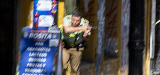 Fiscalía determinó que carabinero que disparó en marcha estudiantil debía quedar en libertad por «legítima defensa» Fiscalía determinó que carabinero que disparó en marcha estudiantil debía quedar en libertad por