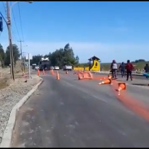 Manifestantes interrumpen actividades del subsecretario del Interior en la comuna de Cañete: cortaron el camino de la comitiva con barricadas