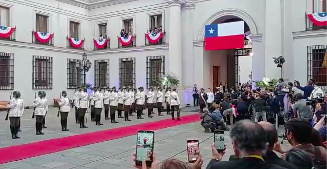 Guardia de Palacio saluda por primera vez al Presidente Gabriel Boric a su llegada a La Moneda