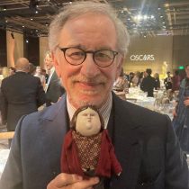Steven Spielberg y Guillermo Del Toro posan junto al muñeco protagonista de 