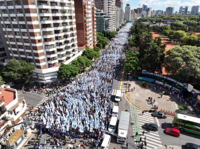 Kirchnerismo encabeza masiva marcha por el centro de Buenos Aires diferenciándose de Alberto Fernández en el Día de la Memoria, la Verdad y la Justicia