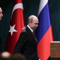 Erdogan y Putin acuerdan celebrar en Estambul negociaciones ruso-ucranianas mientras Zelenski pide a Rusia que retire sus tropas
