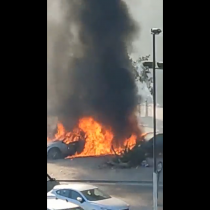 Registran incendio al frente de cuartel de la PDI: autos de la policía resultaron afectados