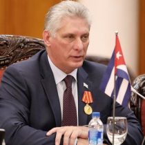 Presidente de Cuba pide solución pacífica y critica 