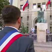 Presidente Gabriel Boric rinde honores a estatua de Salvador Allende en medio de llegada a La Moneda