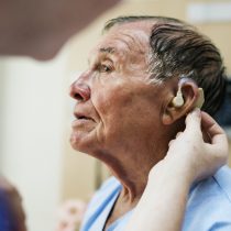 Estudio elevó de un 40 a un 68% la adherencia al uso de audífonos mediante programa de rehabilitación auditiva en adultos mayores