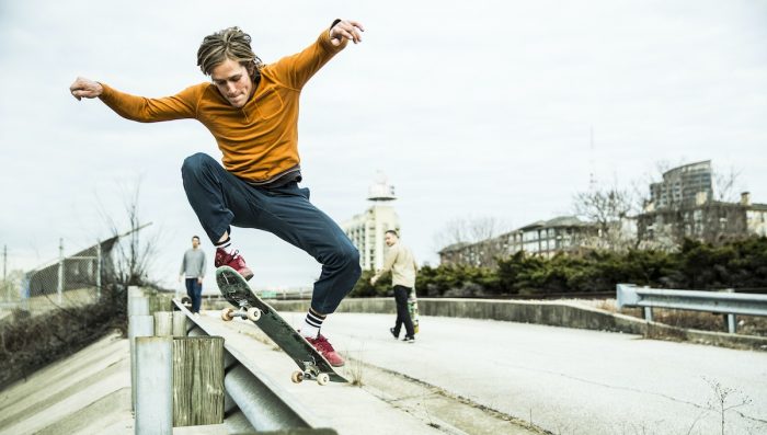 El lado espiritual del skate: los patinadores encuentran sentido en las caídas y rompen la monotonía de la vida urbana