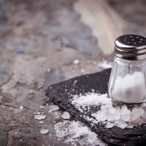 Qué tipo de sal y qué cantidad máxima deberíamos añadir a nuestros platos para disminuir sus riesgos
