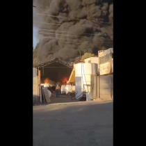 Incendio afecta a fábrica en la comuna de San Bernardo: el humo es visible en varias localidades de Santiago