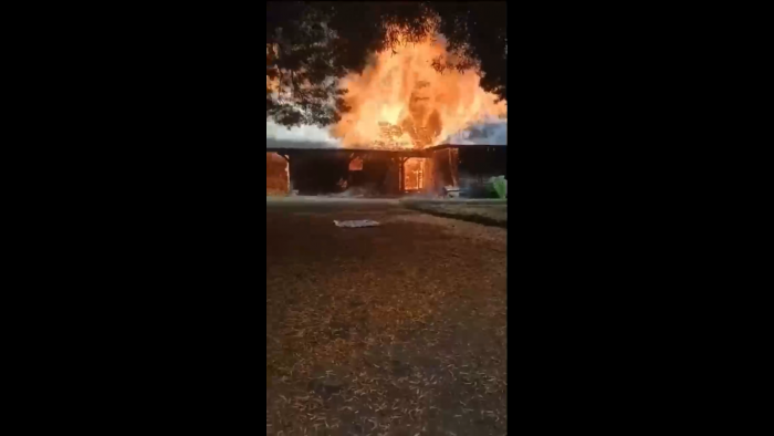 Casa de primo de Jorge Luchsinger-Mackay es quemada por encapuchados al norte de Temuco