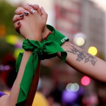 «Súper Lunes Feminista»: Primera jornada de manifestaciones se inició frente a La Moneda para decir adiós al Presidente Piñera