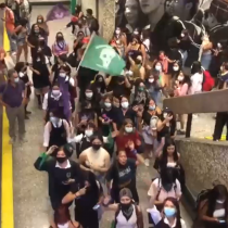 Secundarias realizaron evasión en el Metro de Santiago en marco de la conmemoración de 8M