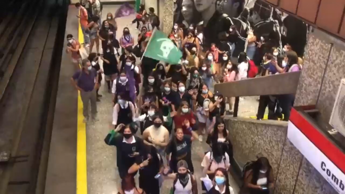 Secundarias realizaron evasión en el Metro de Santiago en marco de la conmemoración de 8M
