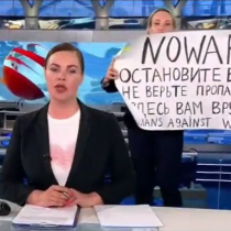 Tras protestar en televisión nacional: periodista rusa fue multada y dejada en libertad
