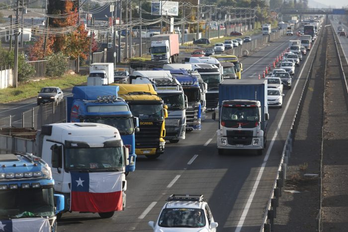 Camioneros mantienen bloqueo parcial en Ruta 5 en vísperas a reunión con autoridades