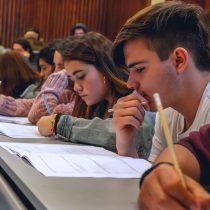 Resultados de la PAES y el estado de la educación en Chile: ¿qué piensan los chilenos y chilenas?