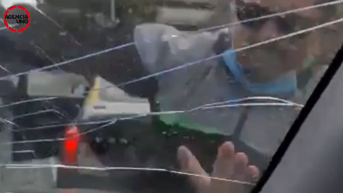 Registran agresión de taxista a automovilista tras protagonizar accidente: transportista pidió disculpas por su reacción Registran agresión de taxista a automovilista tras protagonizar accidente: transportista pidió disculpas por su reacción
