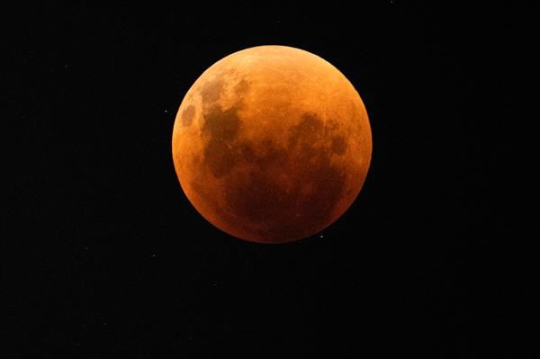 Chile se deleita con un nuevo eclipse que tiñe a la Luna de rojo Chile se deleita con un nuevo eclipse que tiñe a la Luna de rojo