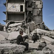 Zelenski acusa a Rusia de «genocidio» en el Donbás