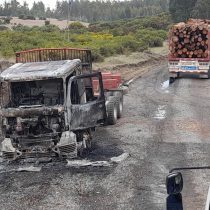 Nuevo ataque incendiario en Teodoro Schmidt terminó con siete camiones y una grúa destruidos por las llamas
