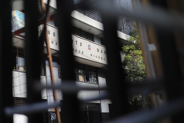 Tras «graves actos de violencia», Centro de Estudiantes del Instituto Nacional depone toma del establecimiento Tras