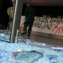 Oficinas de la Junaeb terminan con destrozos tras manifestación estudiantil en sus alrededores