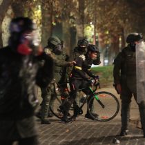 Registran a Carabineros empujando a ciclista durante manifestaciones en Plaza Baquedano