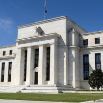 La Reserva Federal de EE.UU. sube las tasas de interés medio punto porcentual para enfrentar elevada inflación