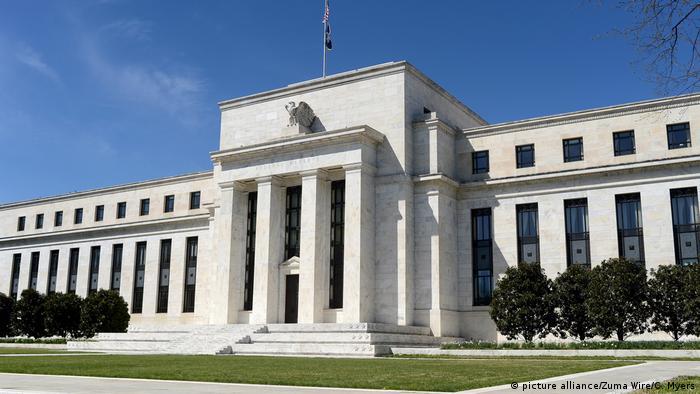 La Reserva Federal de EE.UU. sube las tasas de interés medio punto porcentual para enfrentar elevada inflación