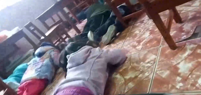 Registran momento en que educadoras de Párvulos calman a niños por balacera cerca de jardín infantil en La Victoria