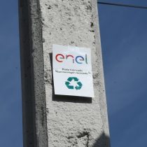 Instalan los primeros postes reciclados en el país gracias a inédito proyecto de economía circular