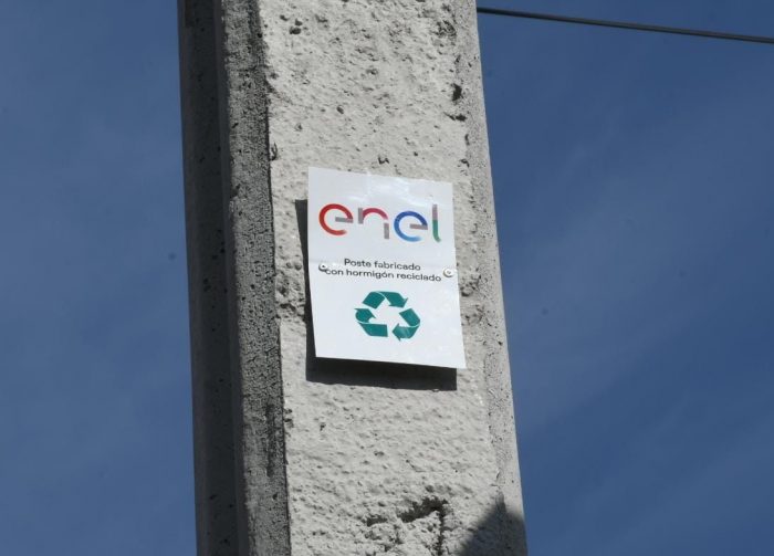 Instalan los primeros postes reciclados en el país gracias a inédito proyecto de economía circular Instalan los primeros postes reciclados en el país gracias a inédito proyecto de economía circular