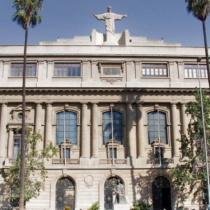 Alumnas denuncian a la Universidad Católica por violencia de género y discriminación durante investigación de acoso