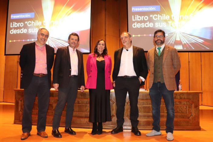 Presentan el libro ”Chile tiene futuro, desde sus territorios” con proyecciones para Chile 2050 Presentan el libro ”Chile tiene futuro, desde sus territorios” con proyecciones para Chile 2050