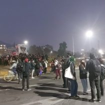 Personas se reúnen en Plaza Baquedano por fallecimiento de periodista Francisca Sandoval, baleada en Barrio Meiggs tras marcha del Día del Trabajador