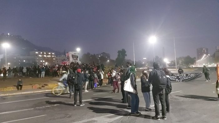 Personas se reúnen en Plaza Baquedano por fallecimiento de periodista Francisca Sandoval, baleada en Barrio Meiggs tras marcha del Día del Trabajador Personas se reúnen en Plaza Baquedano por fallecimiento de periodista Francisca Sandoval, baleada en Barrio Meiggs tras marcha del Día del Trabajador