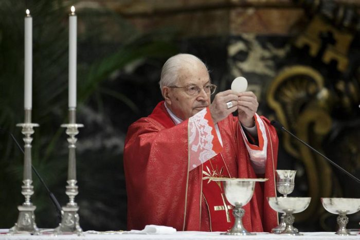 Murió Angelo Sodano, cardenal italiano y nuncio en Chile durante la dictadura, acusado de encubrir a Karadima