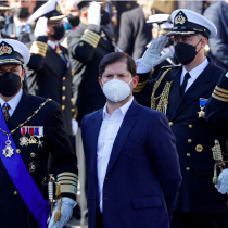 Presidente Gabriel Boric llegó entre manifestaciones a ceremonia de las Glorias Navales en Valparaíso