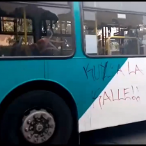 Bus del Transantiago resulta dañado tras nuevos incidentes en el Liceo de Aplicación