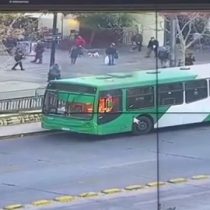 Se registra segunda quema de bus del Transantiago durante la jornada en Santiago Centro
