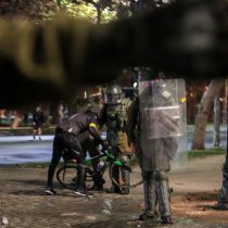 Gobierno anuncia investigación por video de carabinero empujando a ciclista durante manifestación
