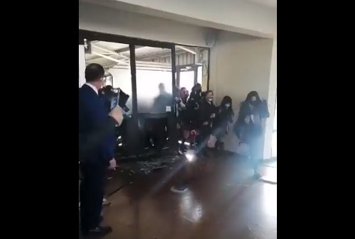 Rompen frontis del Liceo La Asunción de Talcahuano tras denuncia de abuso sexual a menor de quinto básico