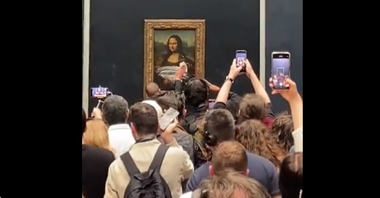 El Louvre evalúa el ataque con tarta a la Gioconda de un hombre disfrazado El Louvre evalúa el ataque con tarta a la Gioconda de un hombre disfrazado