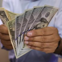 Dólar alcanza máximo histórico al superar la barrera de los $900 tras retroceso del cobre
