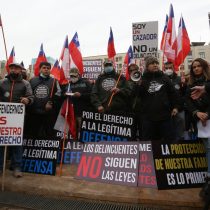 Miembros de la Asociación Chilena del Rifle se manifiestan en La Moneda por plan del Gobierno de «desarme total»