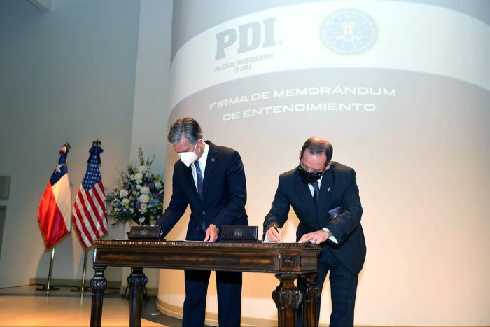 Director del FBI visitó Chile y firmó acuerdo que afianza cooperación con la PDI