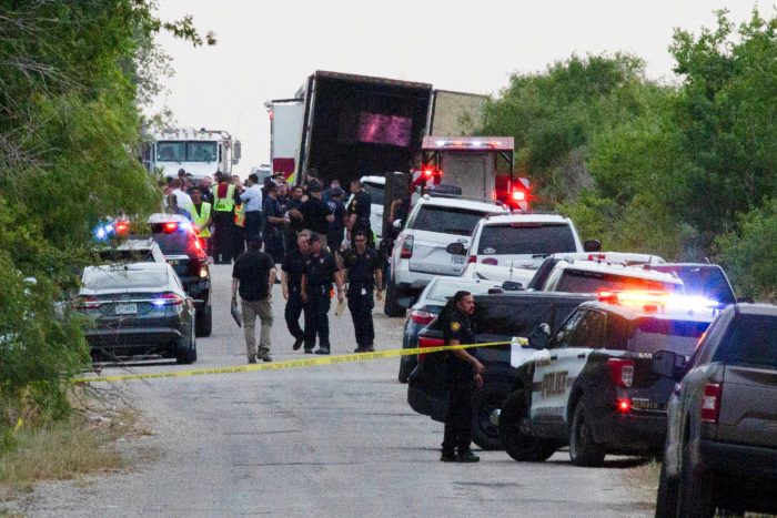 Aumenta a 51 la cifra de migrantes fallecidos en camión en Texas