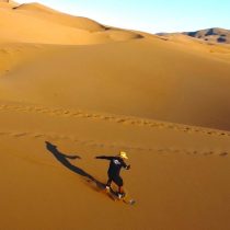 Sandboard, el deporte que suma practicantes en las majestuosas dunas del paisaje regional de Atacama