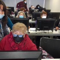 Dictan talleres de alfabetización digital para personas de tercera edad