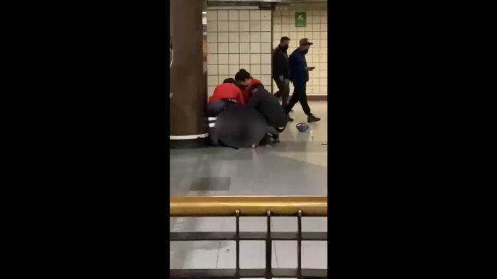 Operativo policial mantiene los accesos cerrados en estación Baquedano: reportan a un hombre baleado en una de sus piernas Operativo policial mantiene los accesos cerrados en estación Baquedano: reportan a un hombre baleado en una de sus piernas